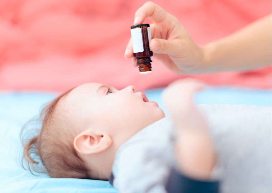 D vitamint cseppent a baba szájába a szülő